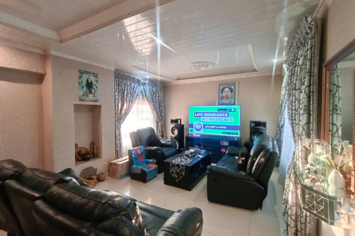! Surpassing All Others in Quality !  !The Interior Decorating in this Home is Exquisite Magnetic! - Photo 2