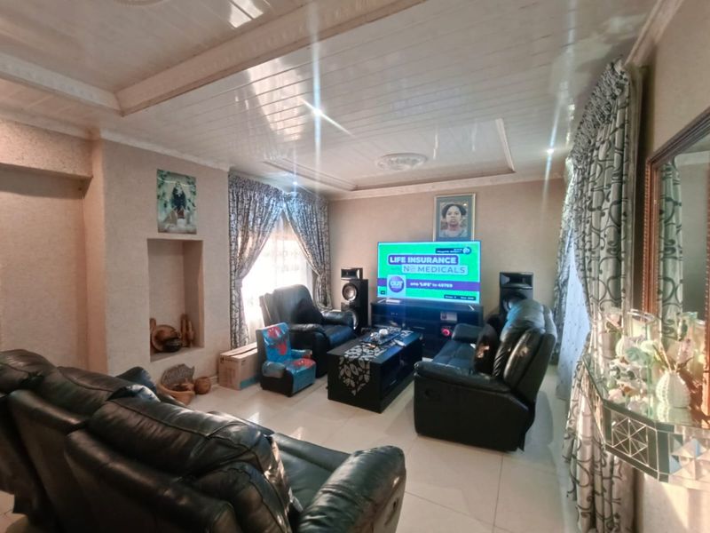 ! Surpassing All Others in Quality !  !The Interior Decorating in this Home is Exquisite Magnetic! - Photo 2