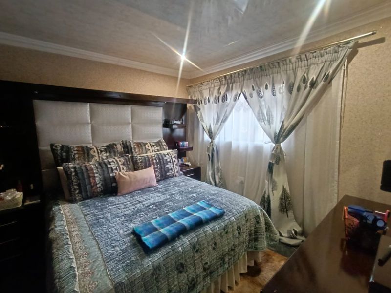 ! Surpassing All Others in Quality !  !The Interior Decorating in this Home is Exquisite Magnetic! - Photo 9