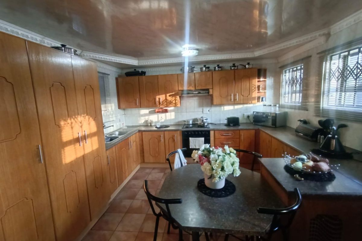 ! Surpassing All Others in Quality !  !The Interior Decorating in this Home is Exquisite Magnetic! - Photo 4