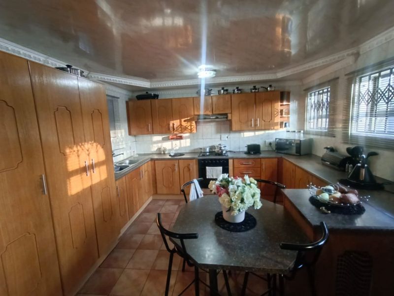 ! Surpassing All Others in Quality !  !The Interior Decorating in this Home is Exquisite Magnetic! - Photo 4