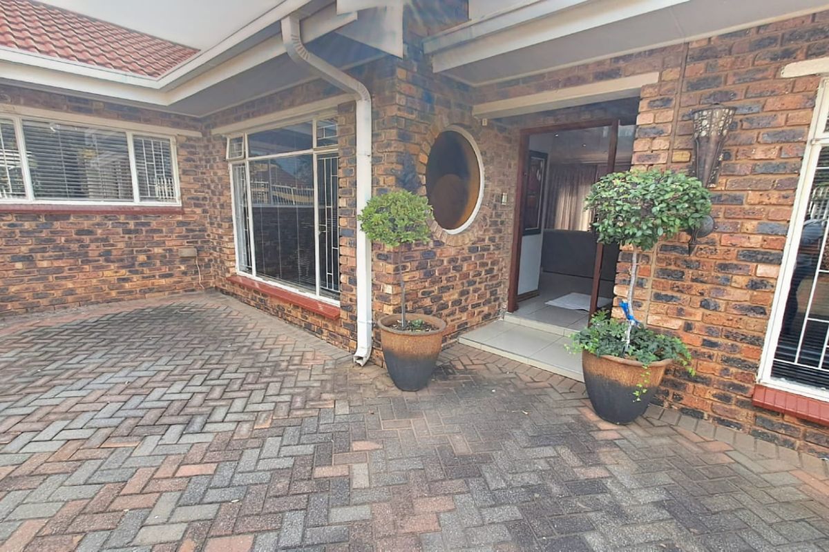 BEAUTIFUL FACEBRICK HOME AVAILABLE IN FALCONRIDGE - Photo 4
