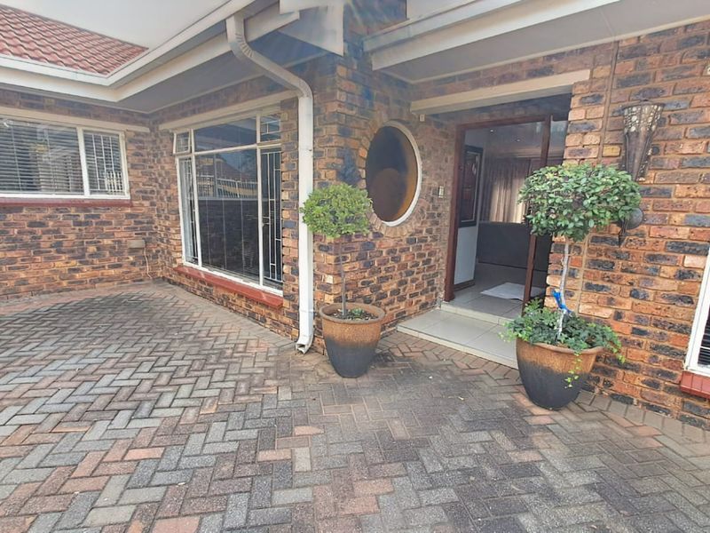 BEAUTIFUL FACEBRICK HOME AVAILABLE IN FALCONRIDGE - Photo 4