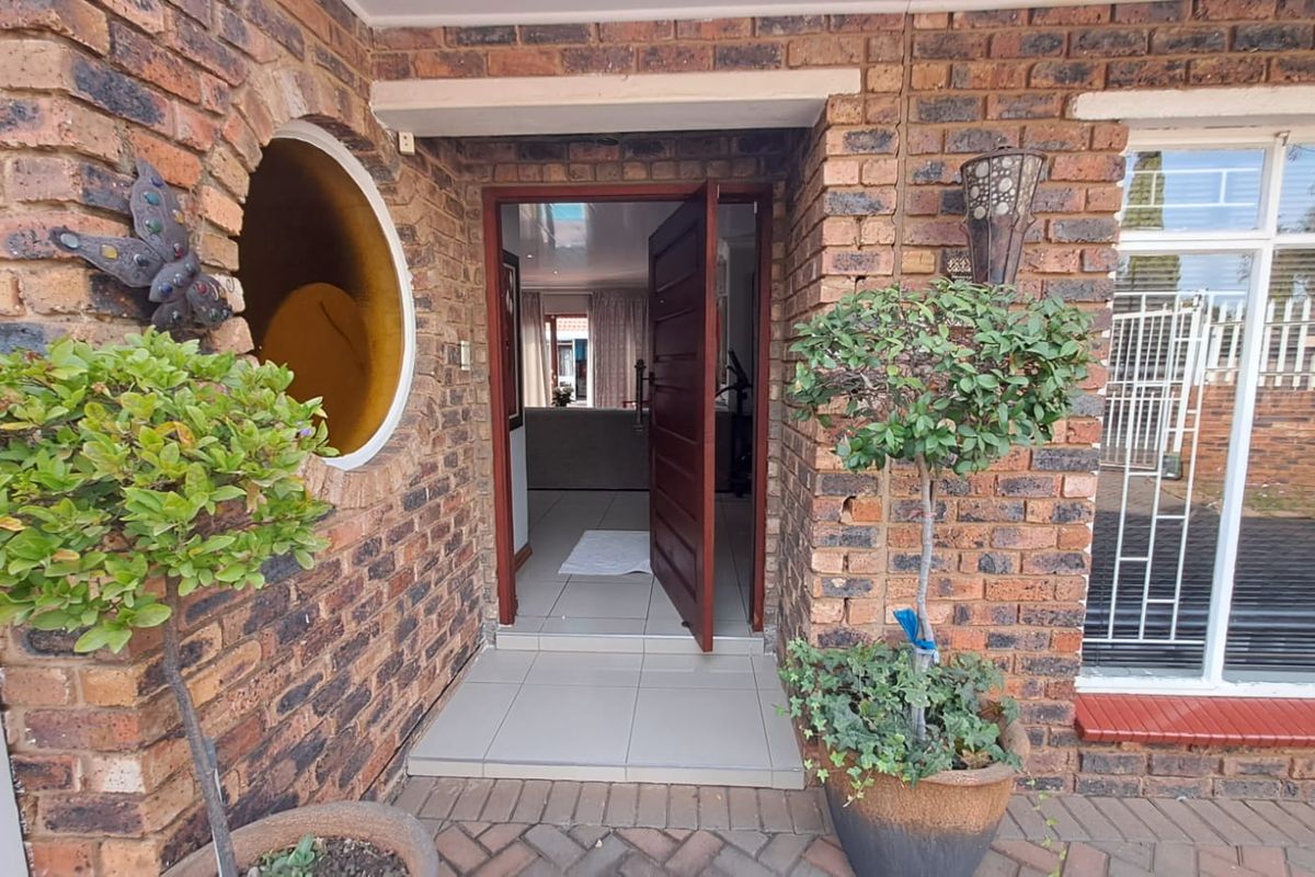 BEAUTIFUL FACEBRICK HOME AVAILABLE IN FALCONRIDGE - Photo 5