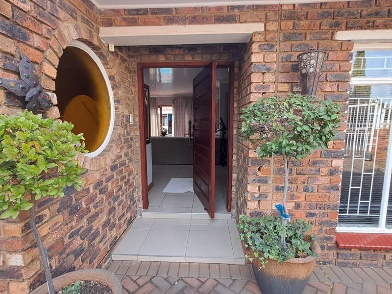 BEAUTIFUL FACEBRICK HOME AVAILABLE IN FALCONRIDGE - Photo 5