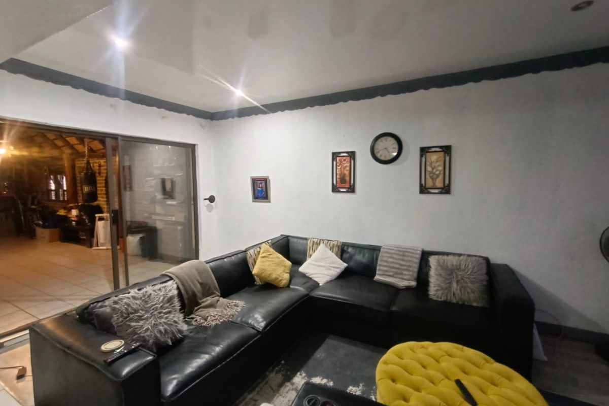 !Thrilling, Full of Life!  !In a Community vibrant with Warmth and Friendliness! - Photo 4