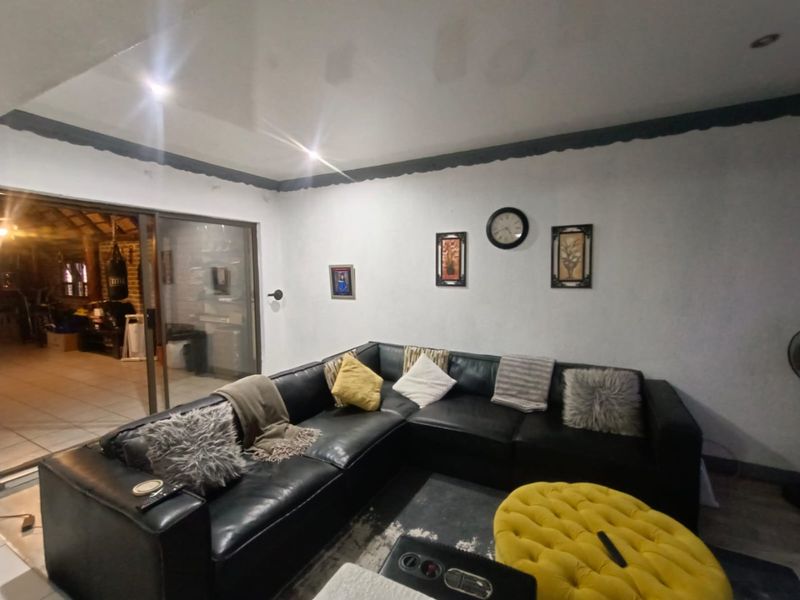 !Thrilling, Full of Life!  !In a Community vibrant with Warmth and Friendliness! - Photo 4