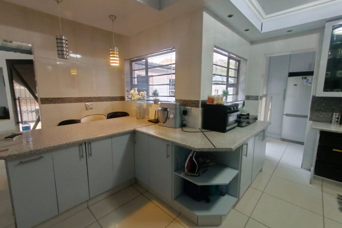 !Thrilling, Full of Life!  !In a Community vibrant with Warmth and Friendliness! - Photo 3