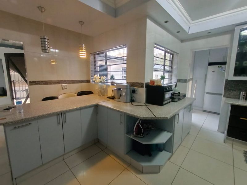 !Thrilling, Full of Life!  !In a Community vibrant with Warmth and Friendliness! - Photo 3