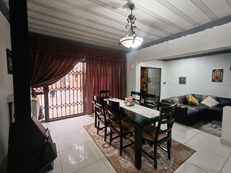 !Thrilling, Full of Life!  !In a Community vibrant with Warmth and Friendliness! - Photo 5