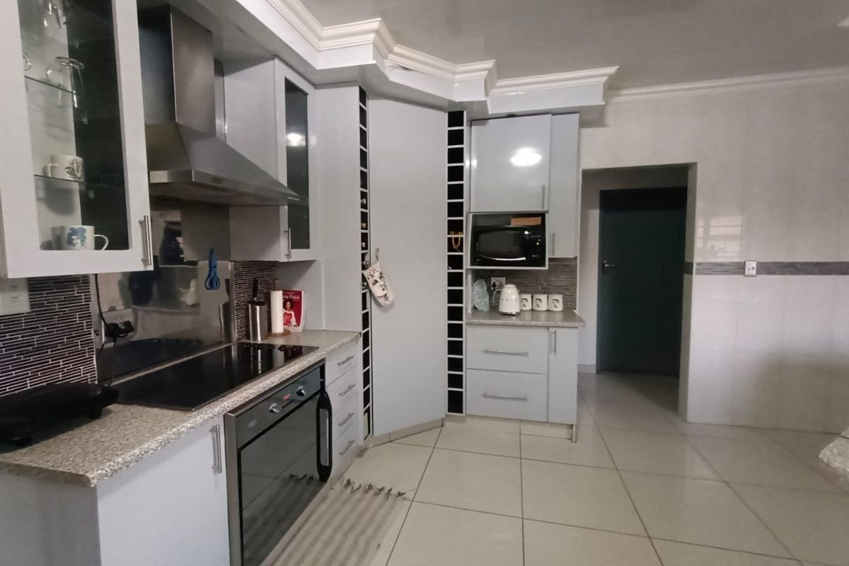 !Thrilling, Full of Life!  !In a Community vibrant with Warmth and Friendliness! - Photo 2