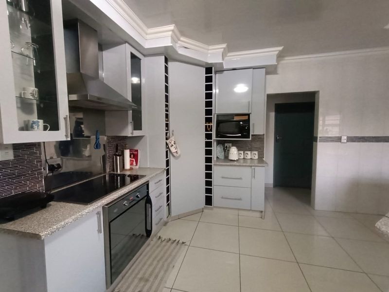 !Thrilling, Full of Life!  !In a Community vibrant with Warmth and Friendliness! - Photo 2