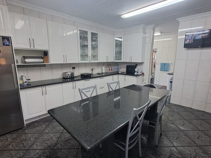 Family home and in a safe and respectable suburb. - Photo 3