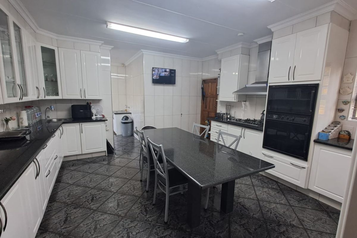 Family home and in a safe and respectable suburb. - Photo 4