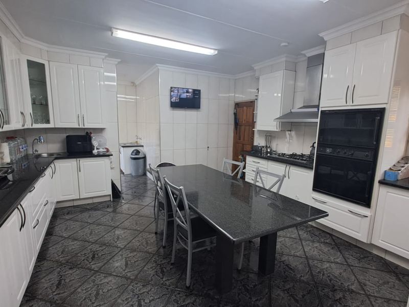 Family home and in a safe and respectable suburb. - Photo 4