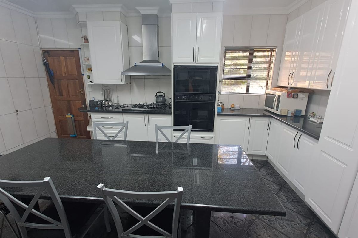 Family home and in a safe and respectable suburb. - Photo 2