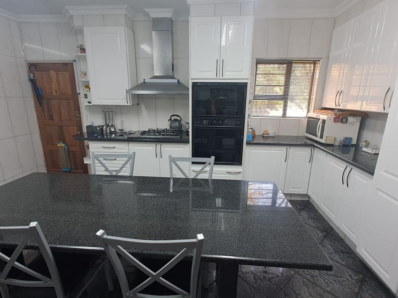 Family home and in a safe and respectable suburb. - Photo 2