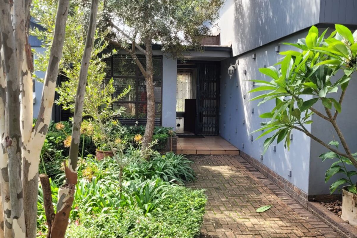 Welcome Home to Your Dream Oasis! - Photo 5