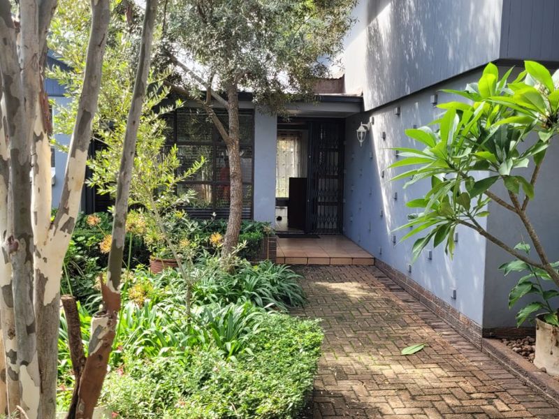 Welcome Home to Your Dream Oasis! - Photo 5