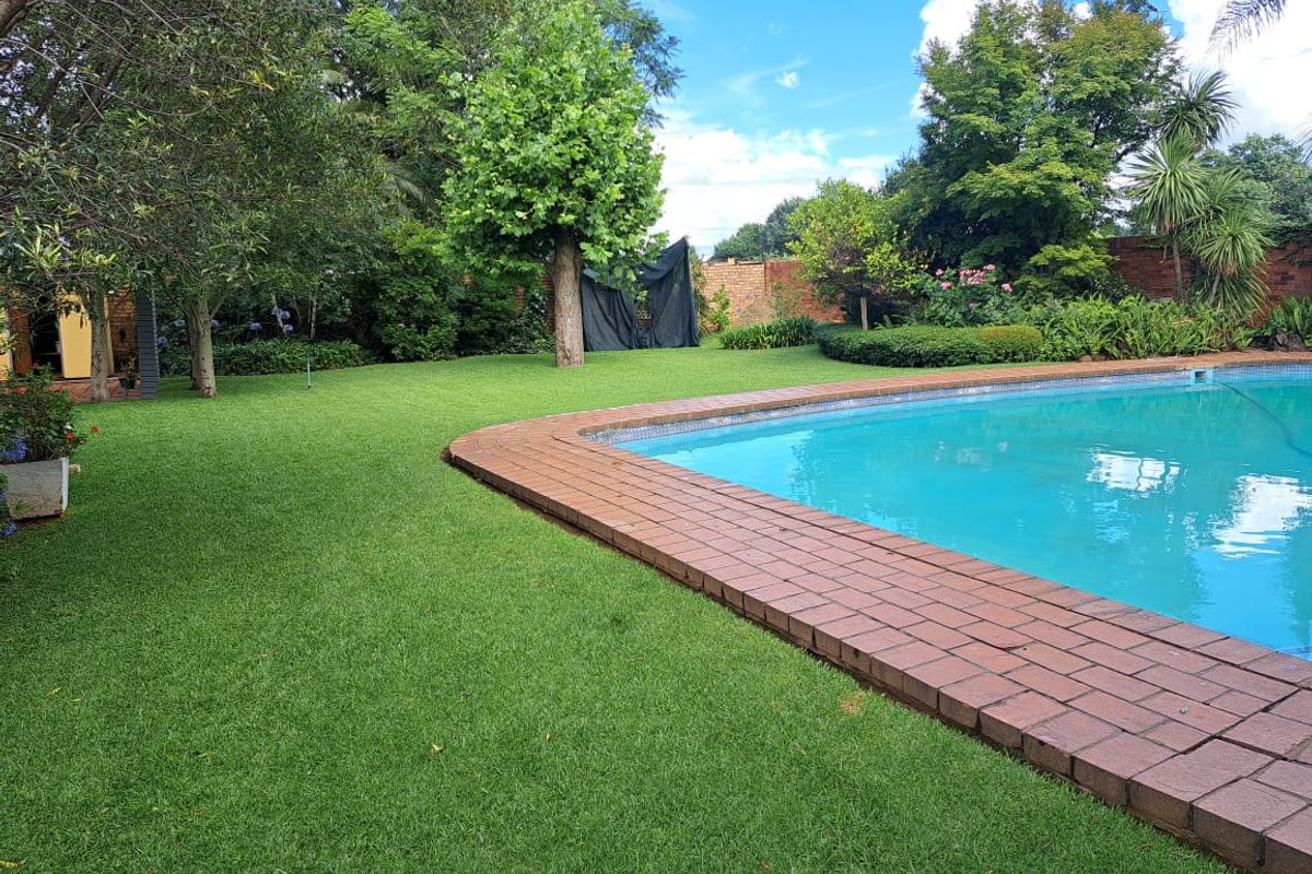 Welcome Home to Your Dream Oasis! - Photo 3