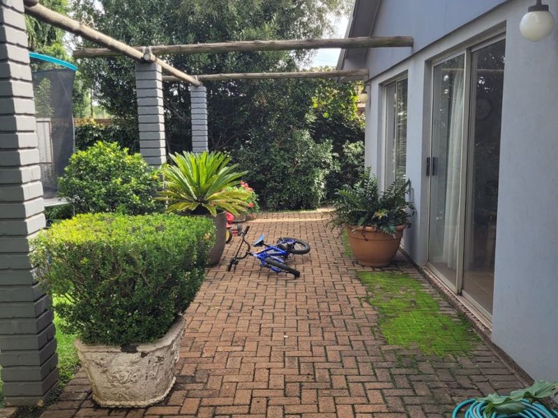 Welcome Home to Your Dream Oasis! - Photo 6