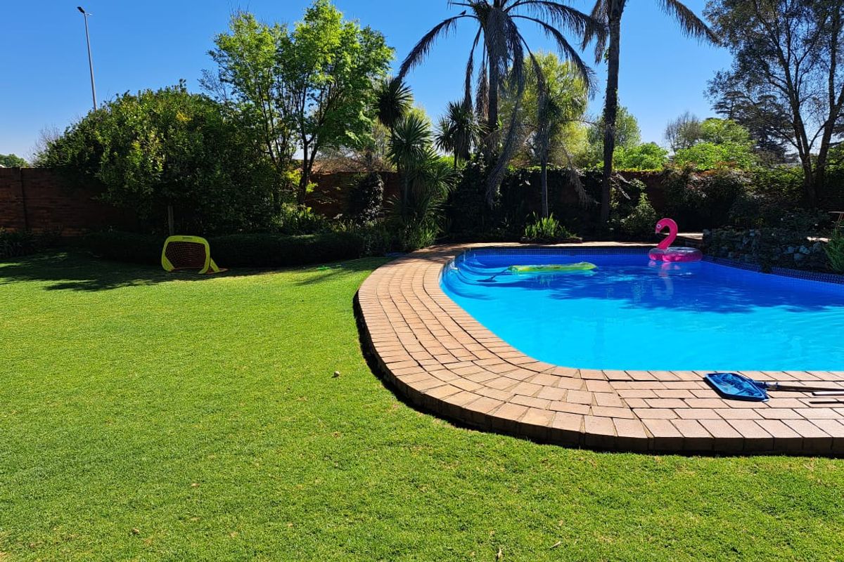 Welcome Home to Your Dream Oasis! - Photo 2