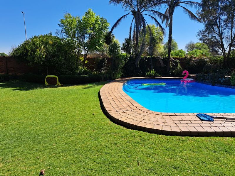 Welcome Home to Your Dream Oasis! - Photo 2