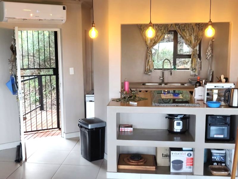 OFF THE GRID - Wildlife estate - BUFFELSDRIFT GAME RESERVE --Modern and spacious with beautiful view - Photo 9