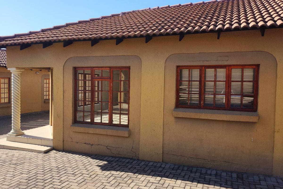 3 bedroom Townhouse - Photo 3