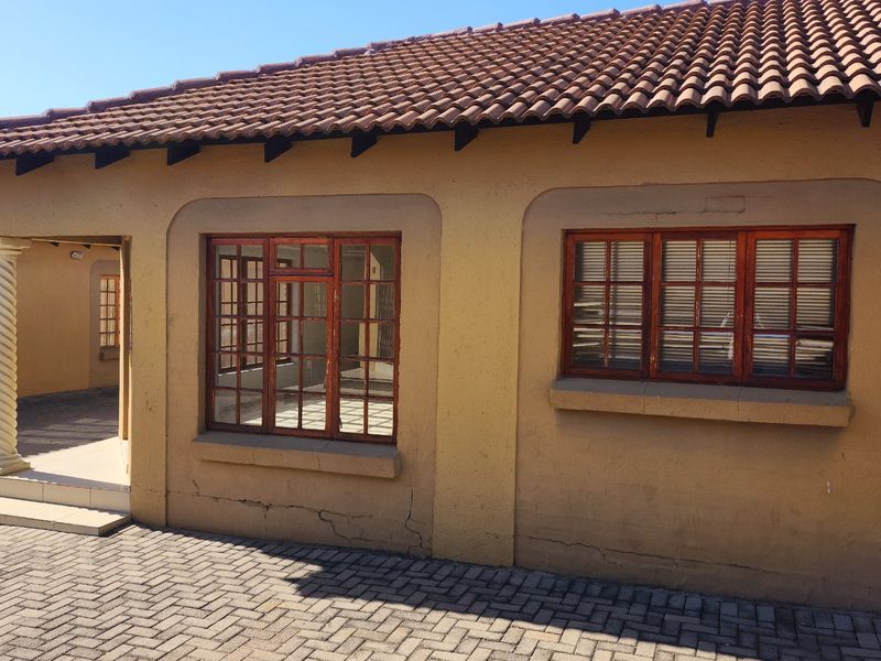 3 bedroom Townhouse - Photo 3