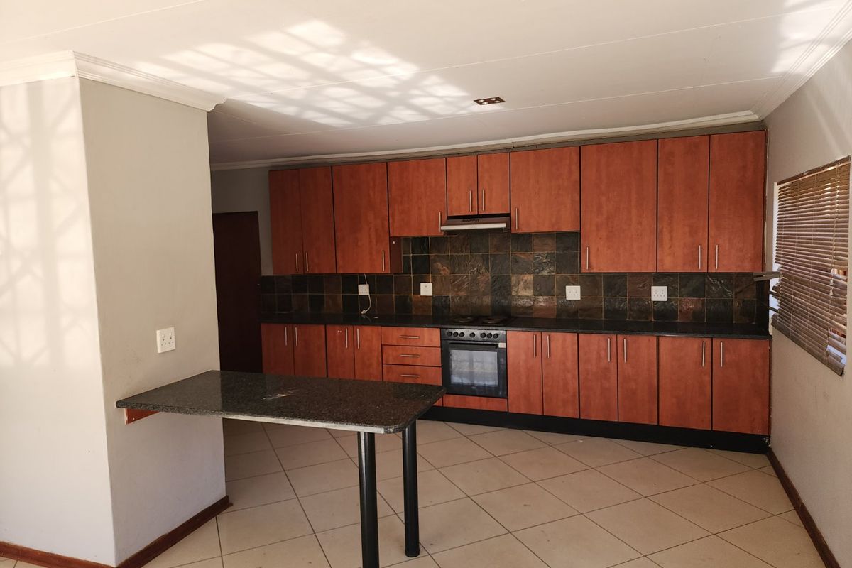 3 bedroom Townhouse - Photo 2