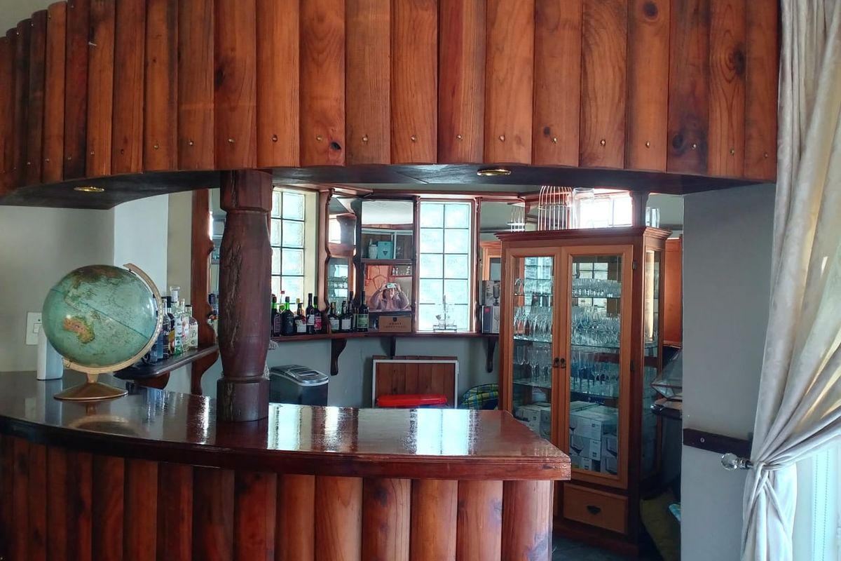 Immaculate 7-bedroom Family oasis - Photo 4