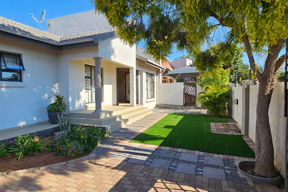Stylish 4-Bedroom Family Home For Sale in Bendor  Polokwane - Photo 2