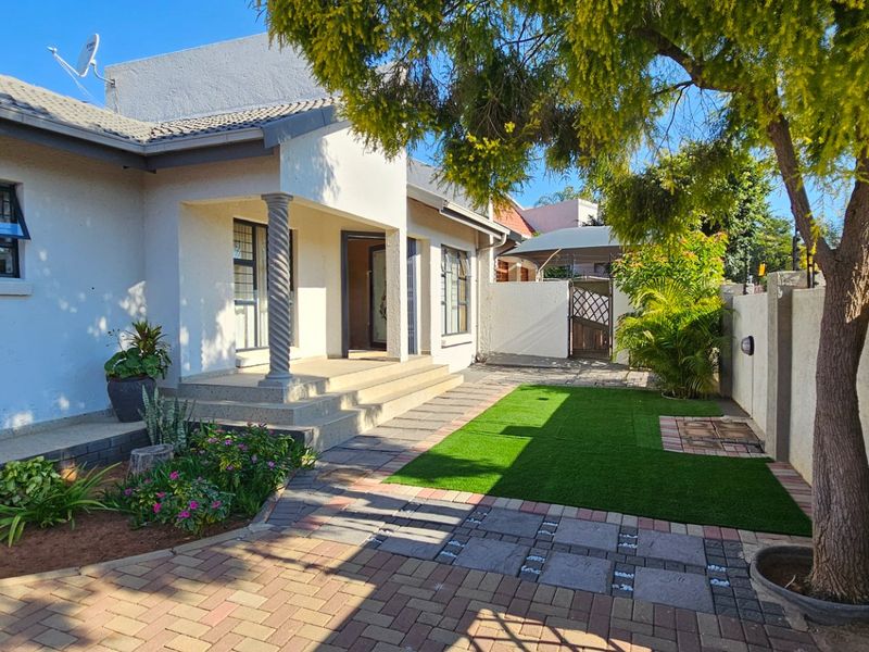 Stylish 4-Bedroom Family Home For Sale in Bendor  Polokwane - Photo 2