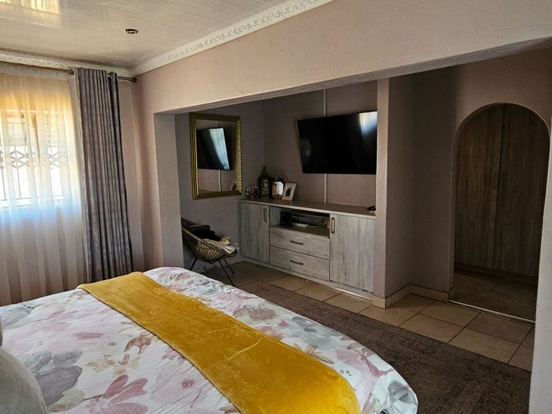 Stylish 4-Bedroom Family Home For Sale in Bendor  Polokwane - Photo 10