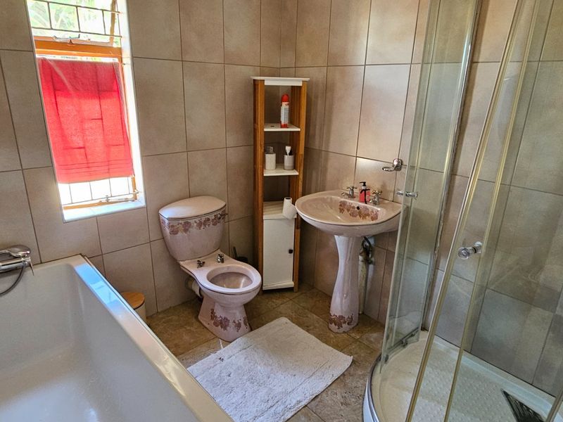 Stylish 4-Bedroom Family Home For Sale in Bendor  Polokwane - Photo 9