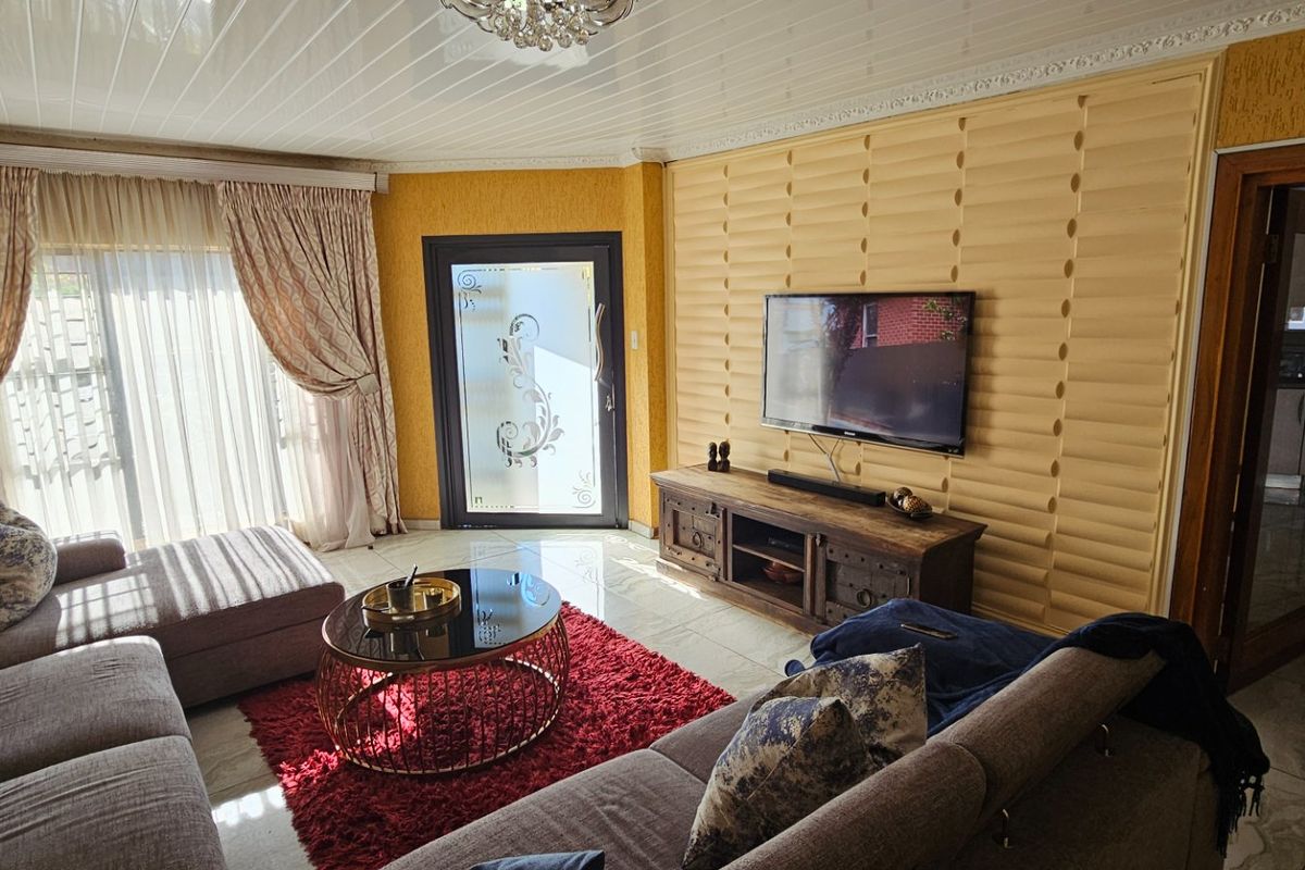 Stylish 4-Bedroom Family Home For Sale in Bendor  Polokwane - Photo 5