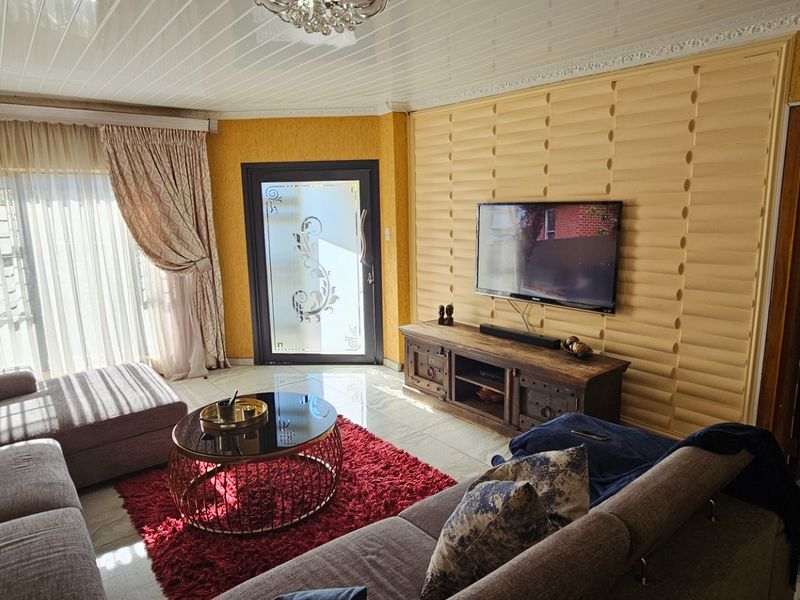 Stylish 4-Bedroom Family Home For Sale in Bendor  Polokwane - Photo 5