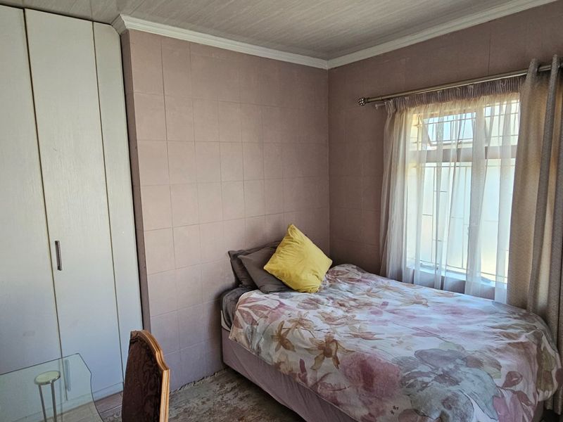 Stylish 4-Bedroom Family Home For Sale in Bendor  Polokwane - Photo 8