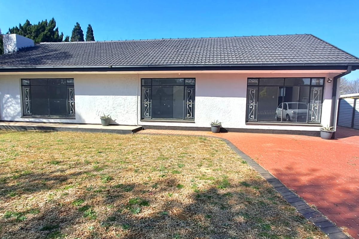 Stylish Family Retreat in Sought-After Risiville - Photo 2