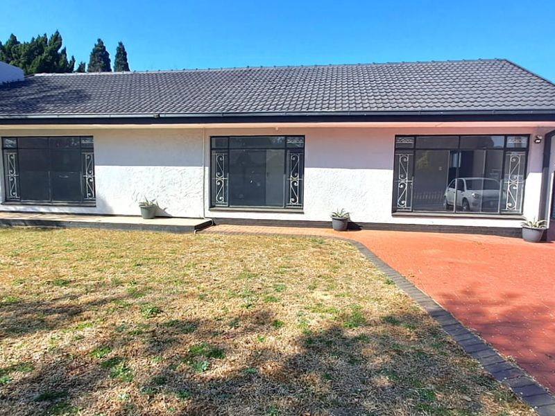 Stylish Family Retreat in Sought-After Risiville - Photo 2
