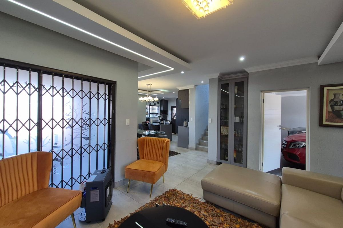 Modern Family Home in Secure Helderwyk Estate - Photo 4