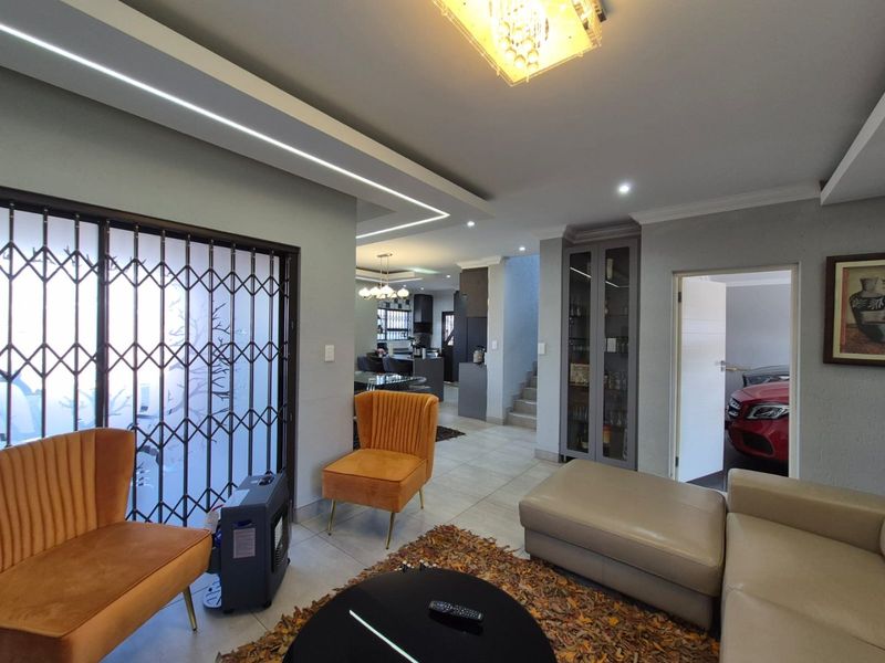 Modern Family Home in Secure Helderwyk Estate - Photo 4