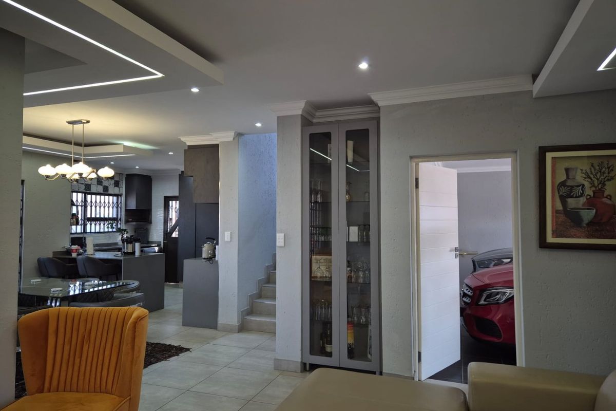 Modern Family Home in Secure Helderwyk Estate - Photo 5