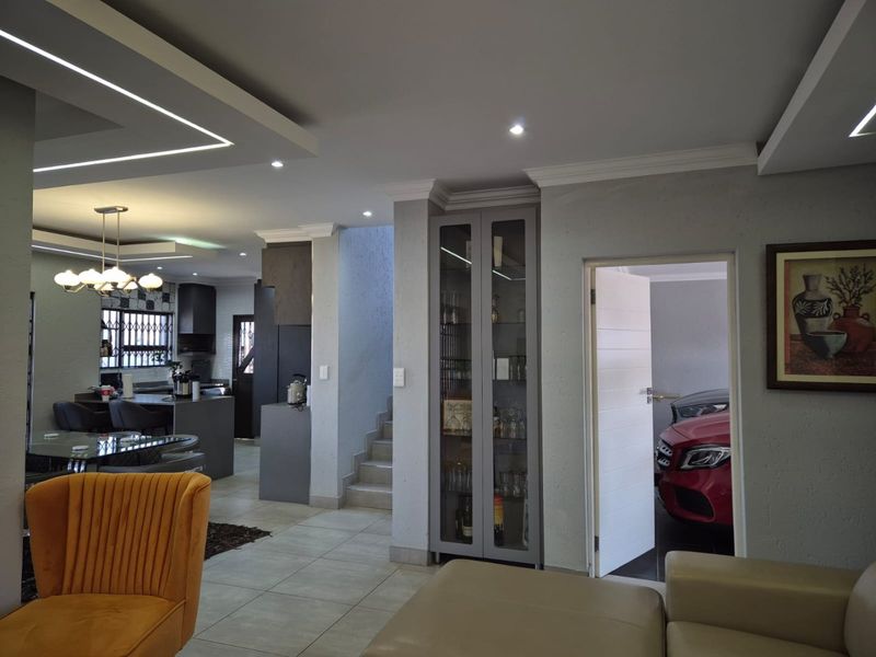 Modern Family Home in Secure Helderwyk Estate - Photo 5
