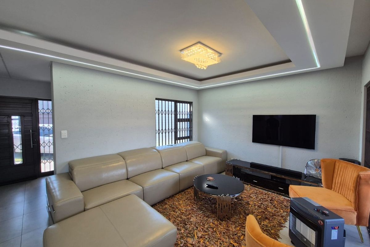 Modern Family Home in Secure Helderwyk Estate - Photo 3