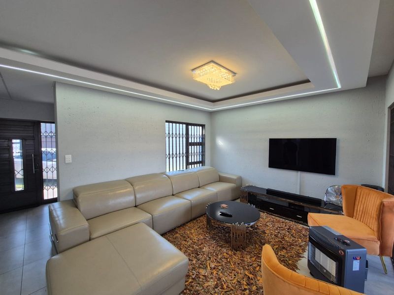 Modern Family Home in Secure Helderwyk Estate - Photo 3