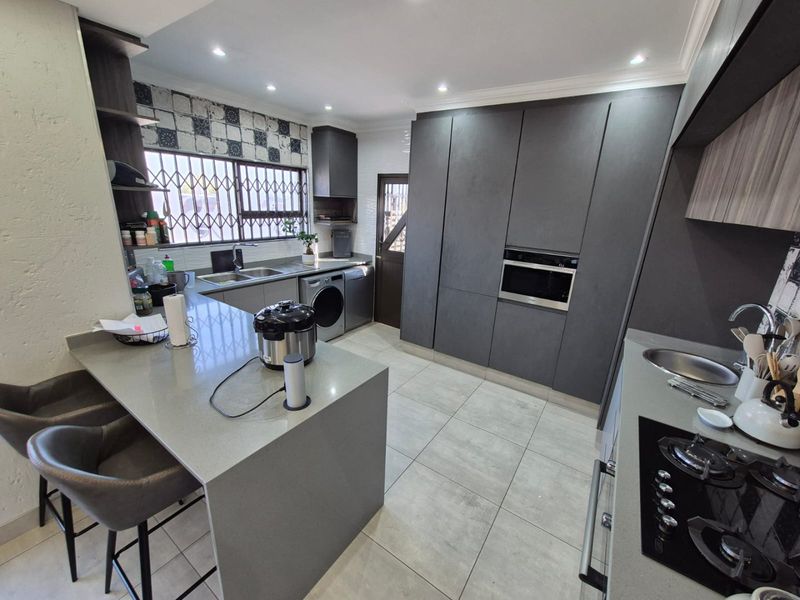 Modern Family Home in Secure Helderwyk Estate - Photo 9