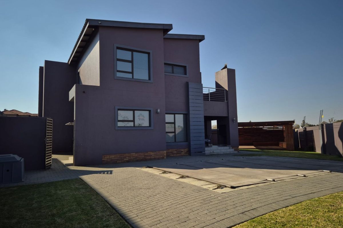 Modern Family Home in Secure Helderwyk Estate - Photo 2