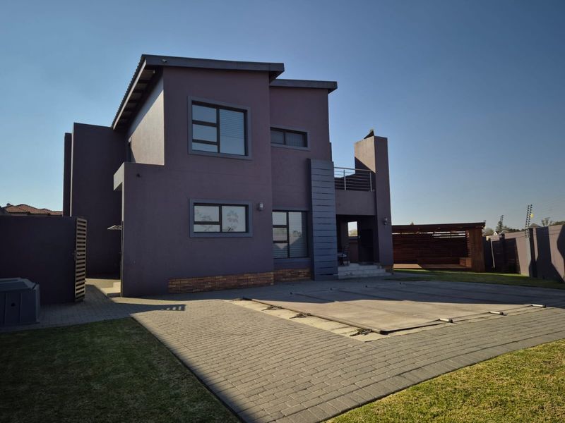 Modern Family Home in Secure Helderwyk Estate - Photo 2